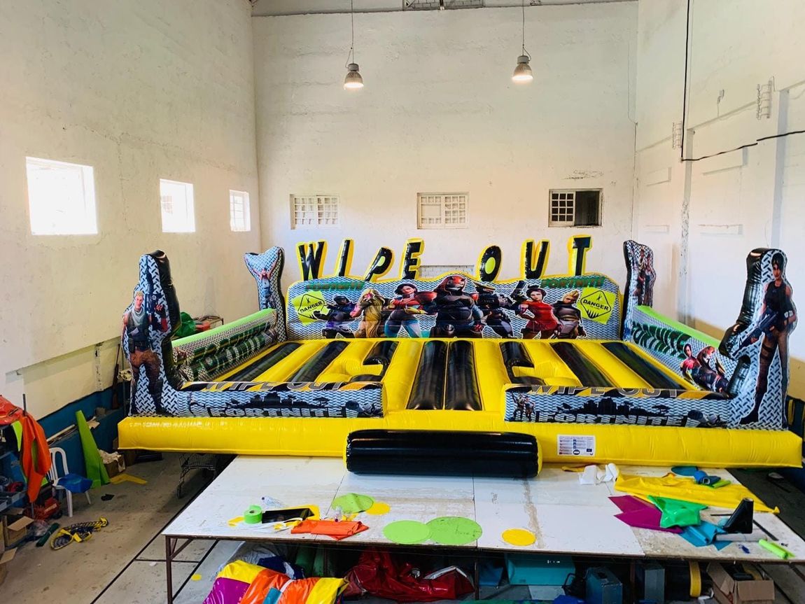 Un gran juego inflable de eliminación se encuentra en un almacén.