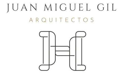 Logotipo azul con dise&ntilde;o geom&eacute;trico de "H" en blanco. Texto: "JUAN MIGUEL GIL ARQUITECTOS" en blanco y naranja.