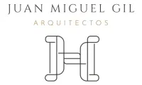 Logotipo azul con dise&ntilde;o geom&eacute;trico de "H" en blanco. Texto: "JUAN MIGUEL GIL ARQUITECTOS" en blanco y naranja.
