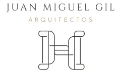 Logotipo azul con diseño geométrico de "H" en blanco. Texto: "JUAN MIGUEL GIL ARQUITECTOS" en blanco y naranja.