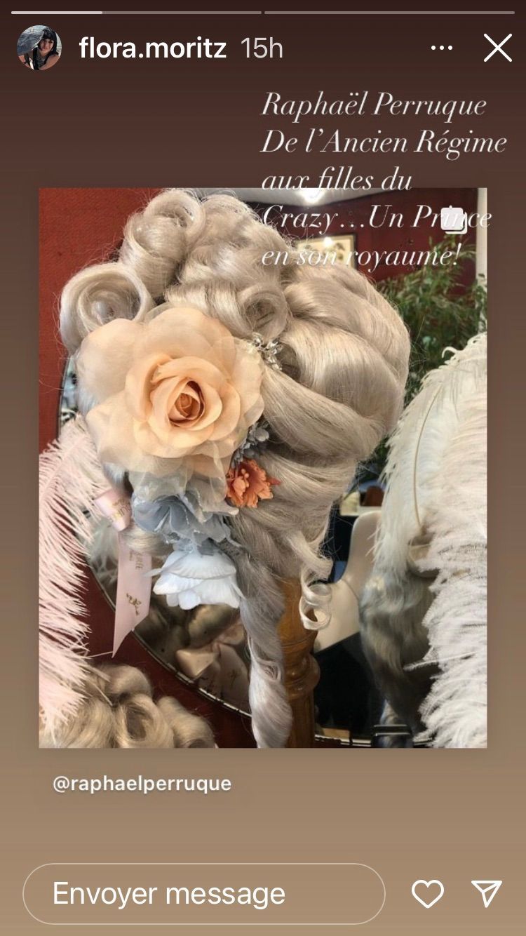 Perruque claire avec chignon et déco de rose