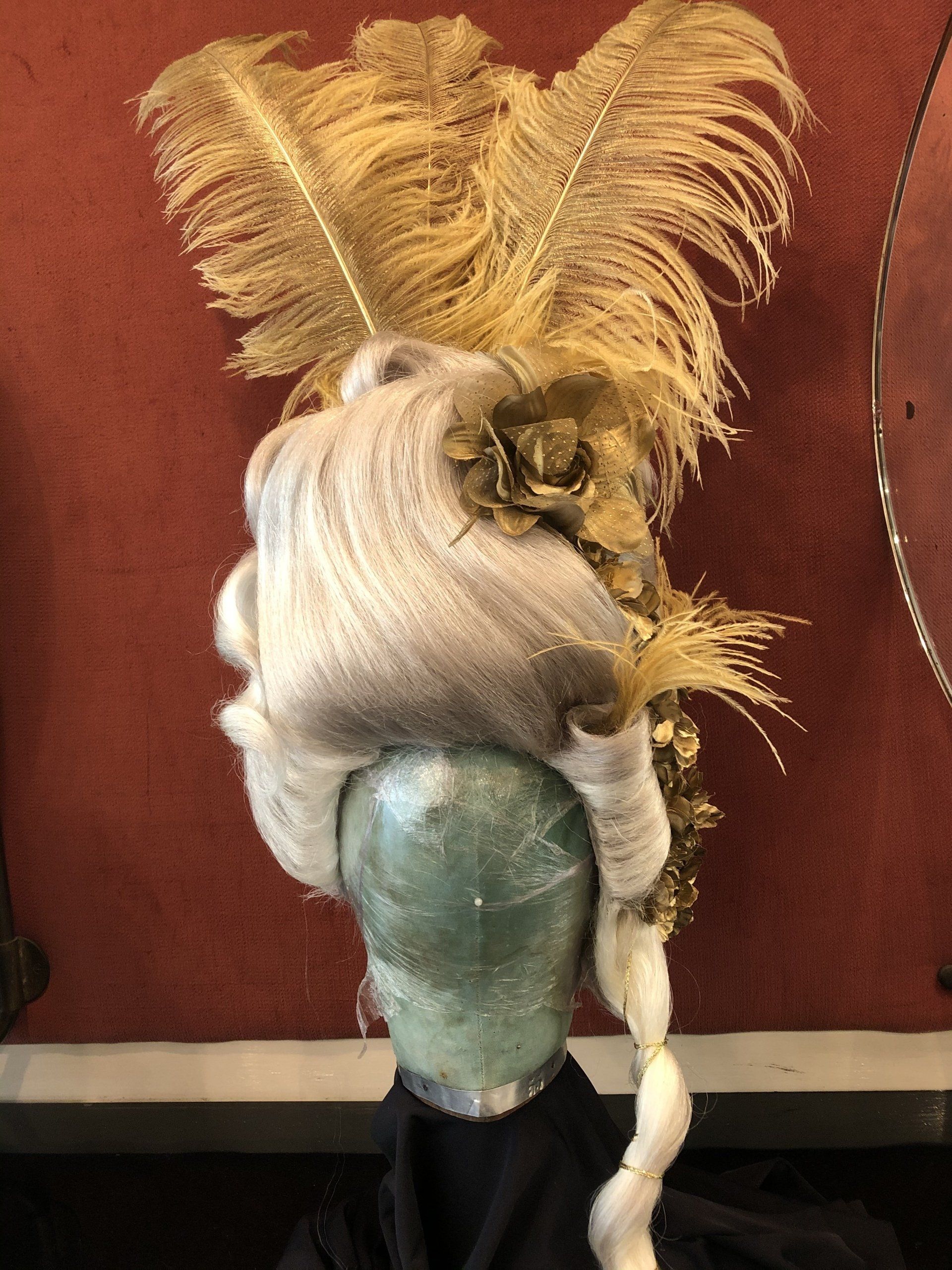 Perruque de théâtre avec décorations couleur or