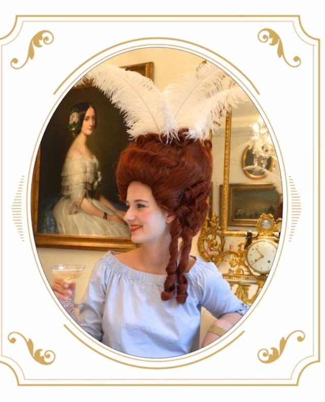 Perruque rousse pour femme au Château de Versailles