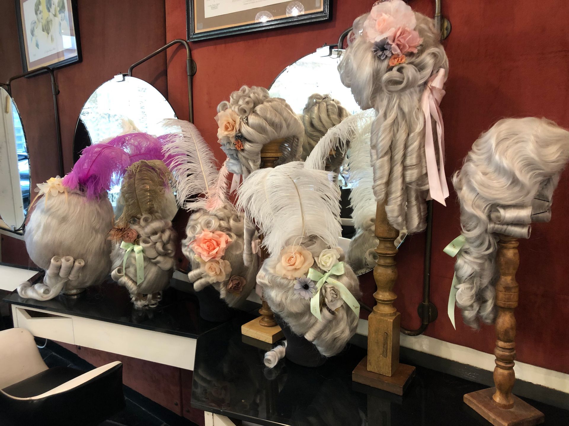 Pliusieurs perruques portées vu arrière