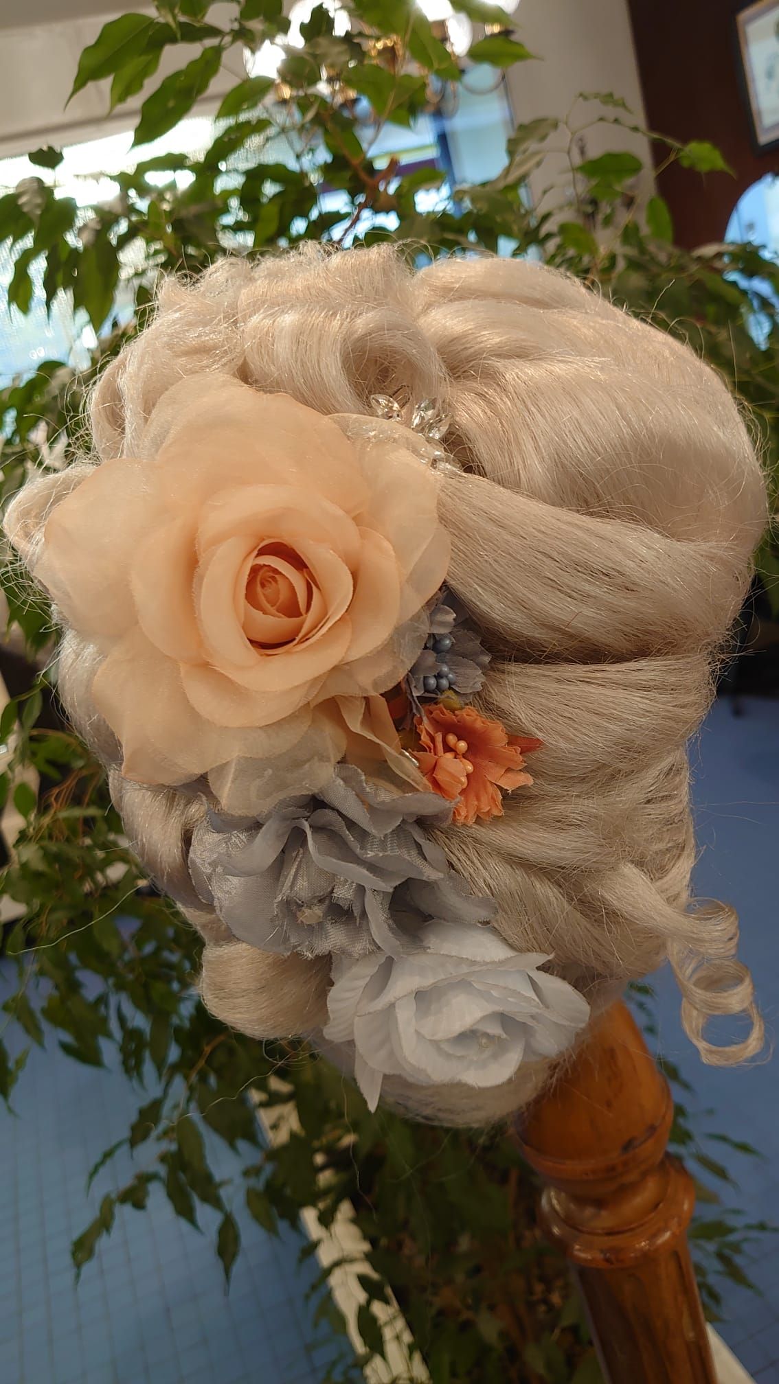 Perruque claire avec déco de rose