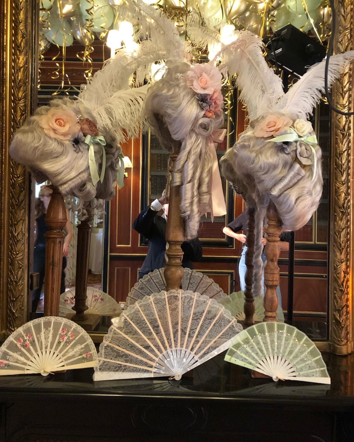 Perruques claires avec décor évantailles