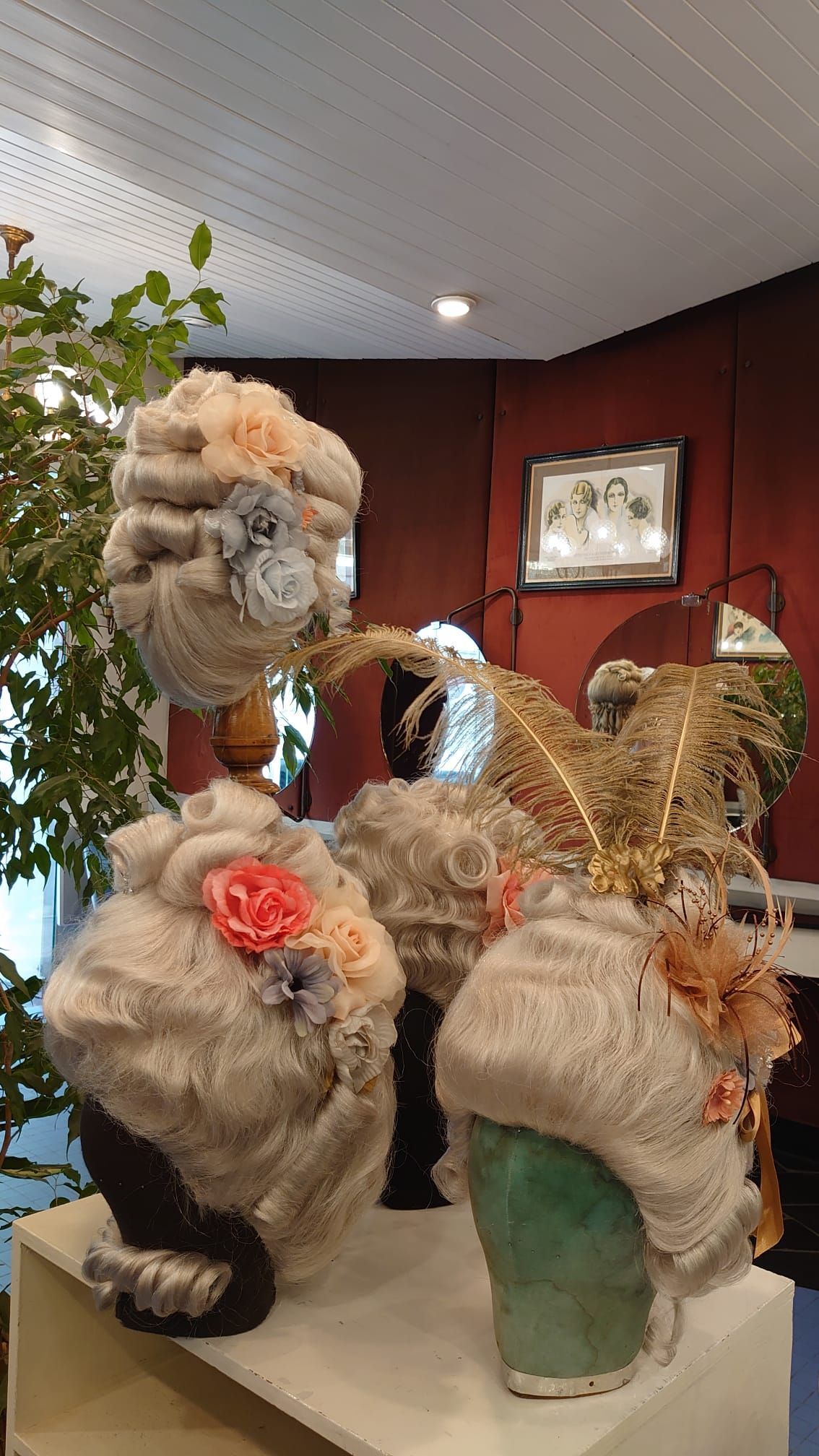 Exposition peruuques claires vu de face