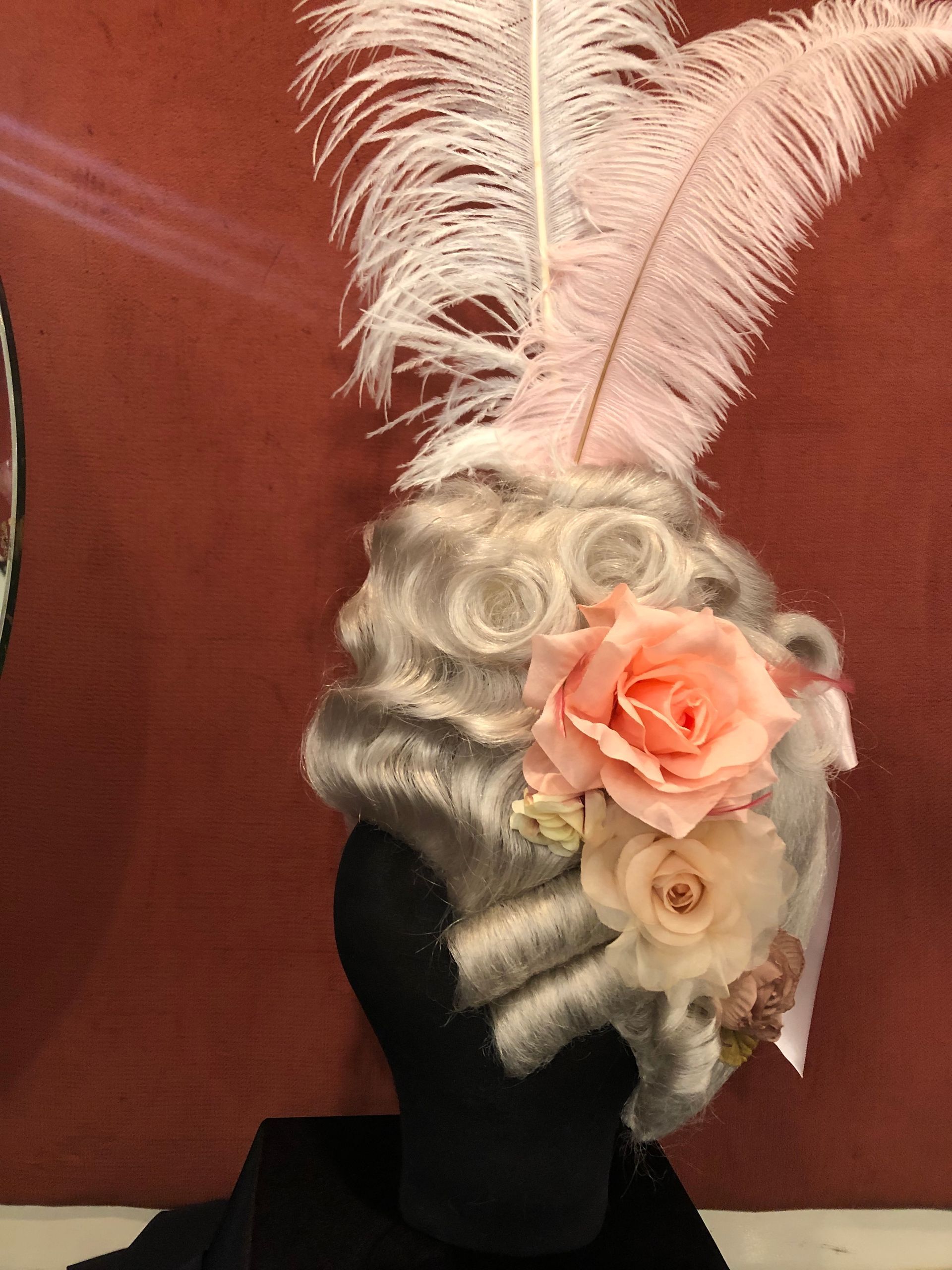 Perruque claire avec plume