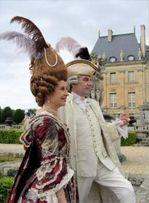 Perruque de théâtre devant château