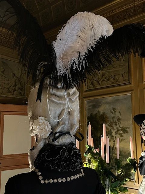 Perruque avec de grandes plumes noires et blanches