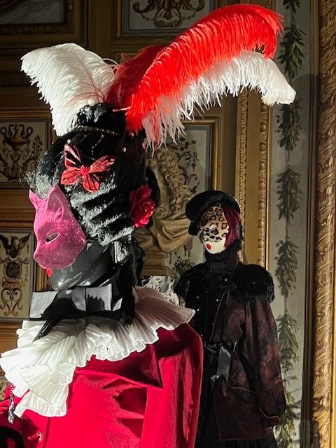 Perruque avec de grandes plumes rouges et blanches