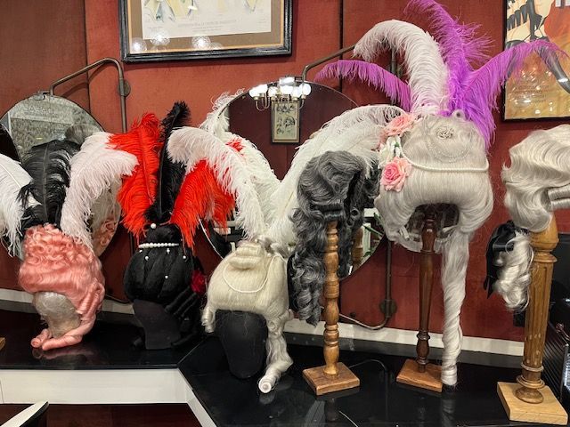 Photo de l'ensemble des perruques faites pour Chantal Thomass