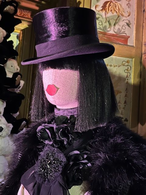 Perruque noire avec frange