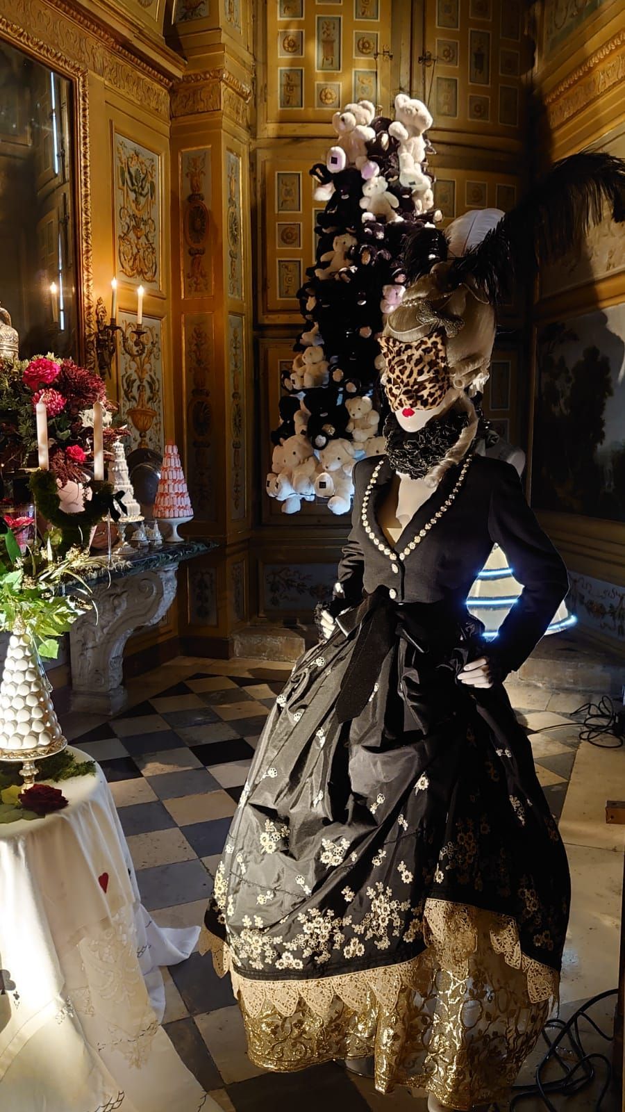 Perruque avec plumes noires et blanches