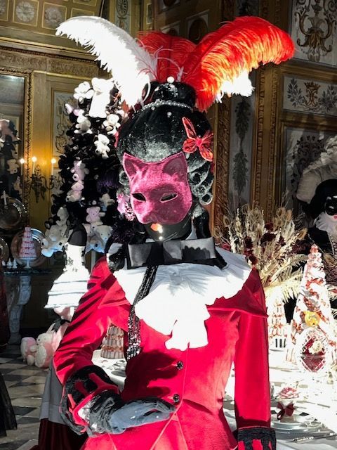 Perruque avec plumes rouges et blanches