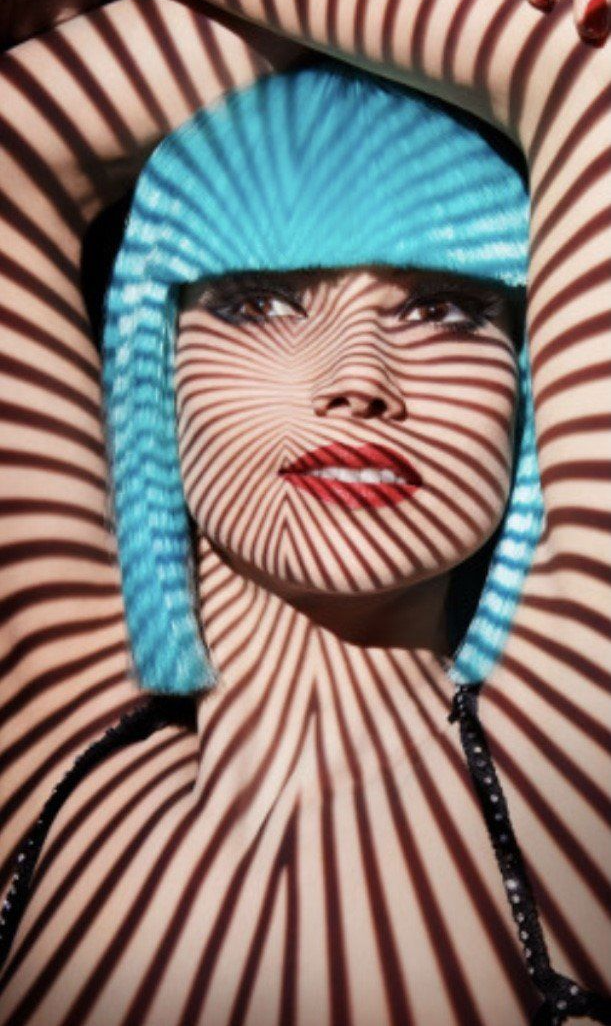 Danseuse du Crazy Horse avec perruque bleu