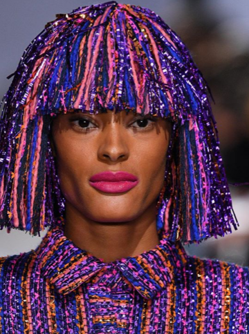 Perruque violette portée