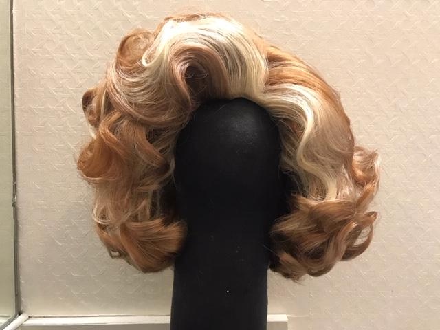 Perruque courte blonde bouclée