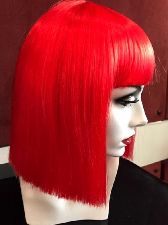 Perruque au carré rouge