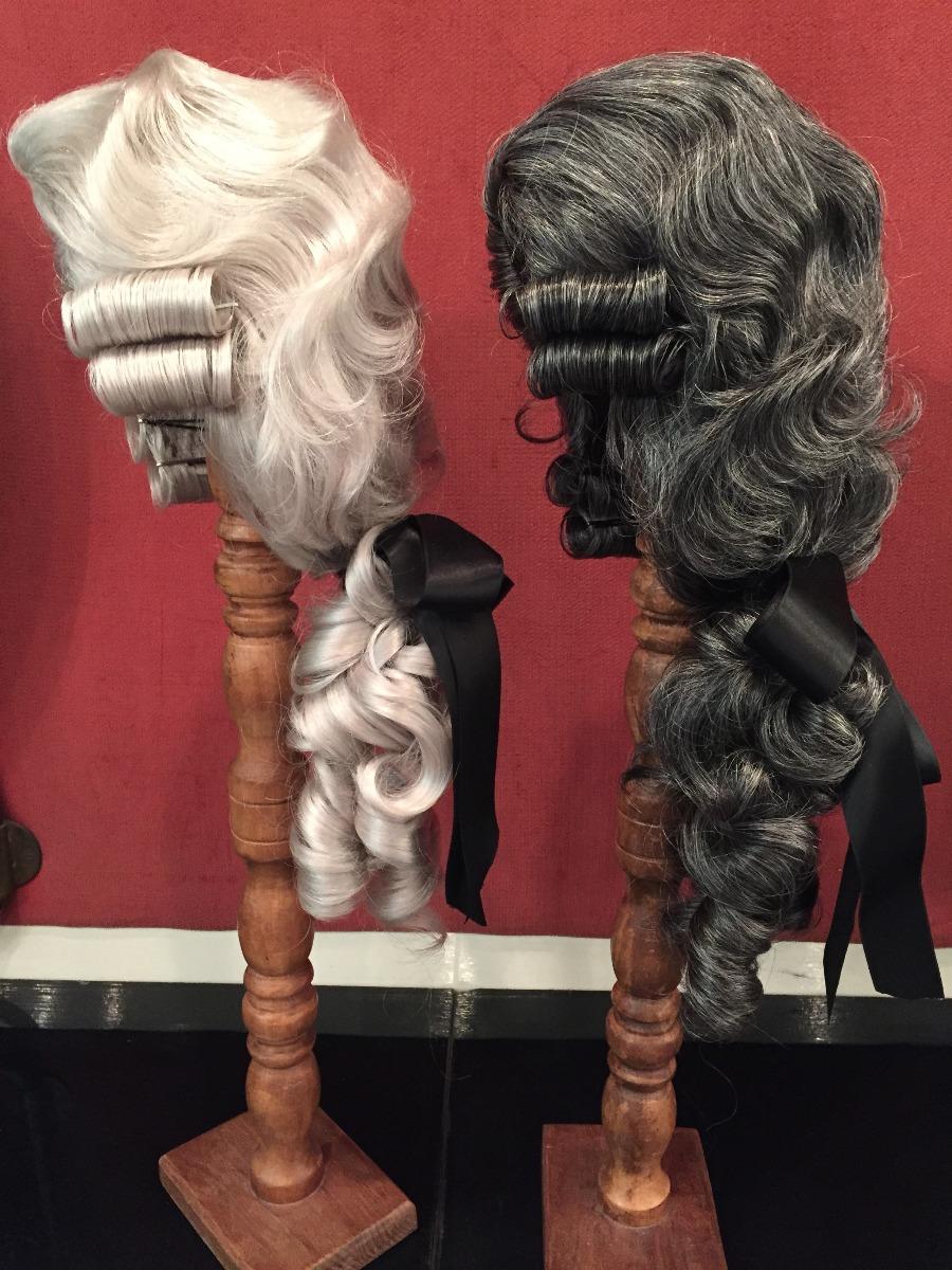 Perruques d'époque blanches et noires bouclées