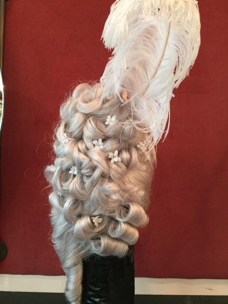 Perruque blanche bouclée avec fleurs en décoration