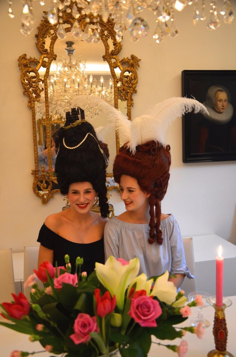 Présentation de perruques au Château de Versailles