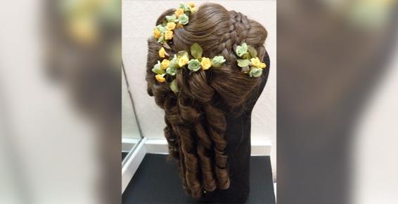 Perruque brune bouclée pour femme avec décorations