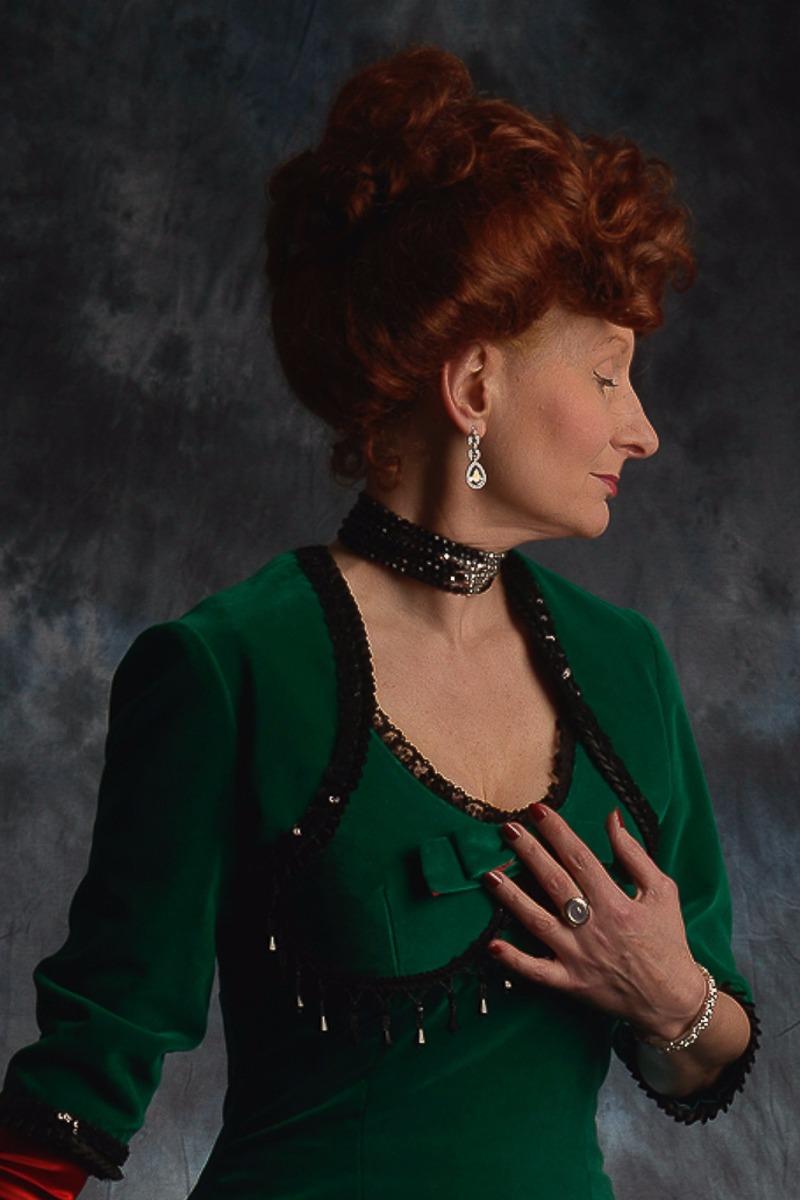 Perruque rousse, cheveux attachés