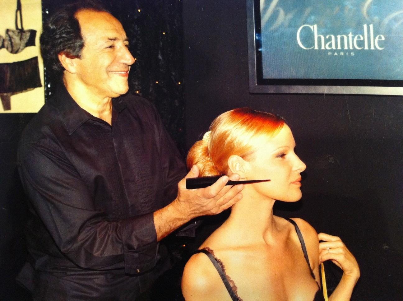 Raphaël entrain de coiffer une danseuse rousse