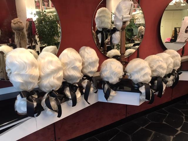 9 Perruques blanches