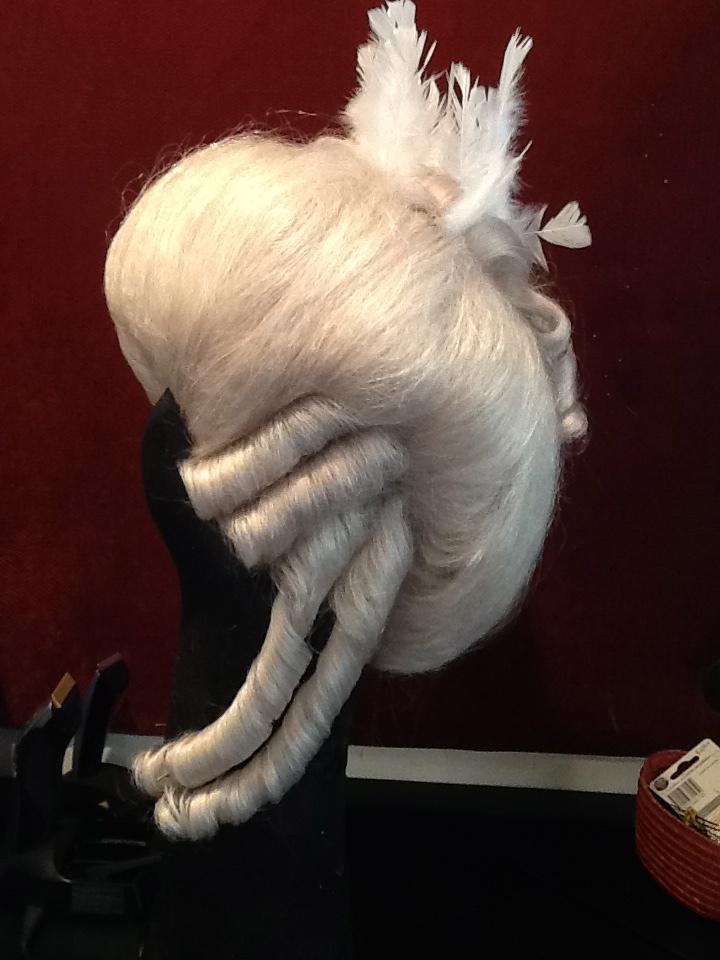 Perruque blanche bouclée avec plumes