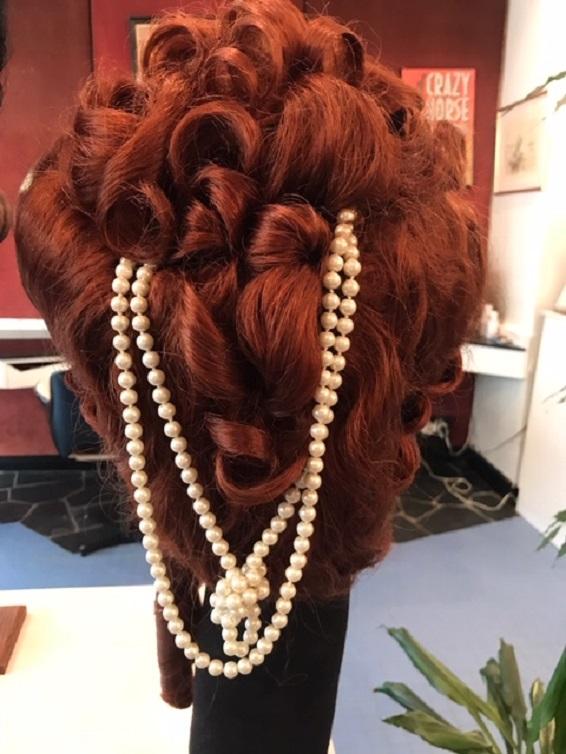 Perruque rousse avec bijoux de tête