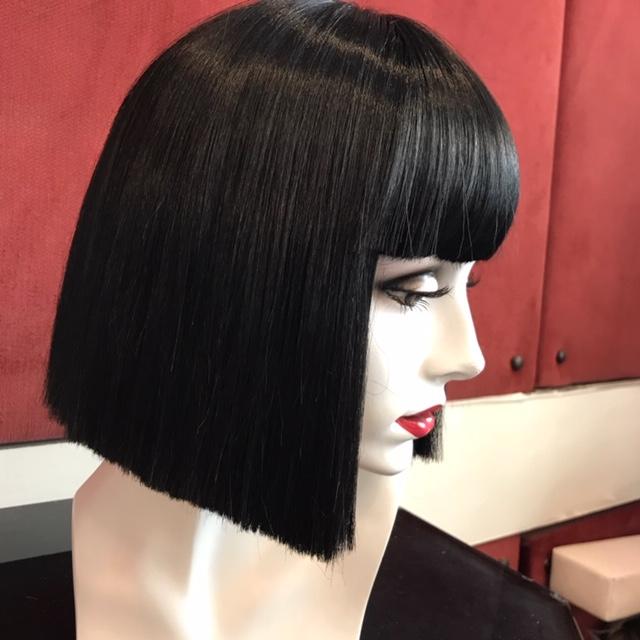 Perruque au carré noire de profil