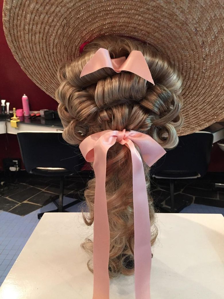 Perruque avec chapeau et nœud