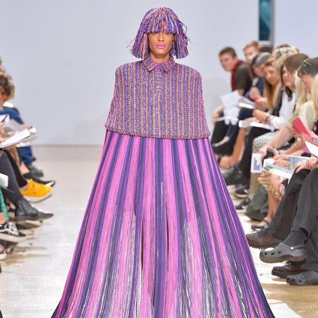 Défilé perruque et tenue violette