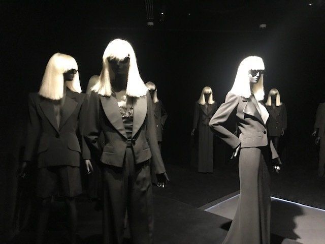 Exposition au musée Yves-Saint-Laurent - 6 mannequins