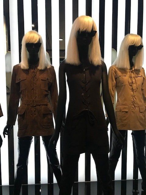 Exposition au musée Yves-Saint-Laurent - 3 mannequins et Raphaël