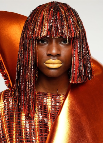 Tenue orange et perruque colorée, bouche jaune