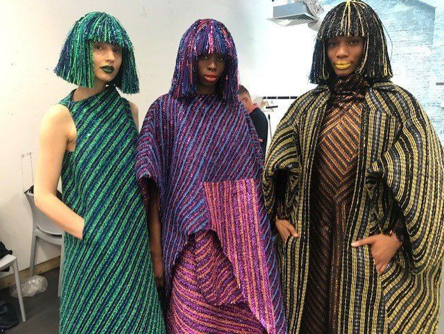 Présentation de perruques lors d'un défilé