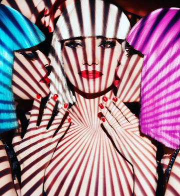 3 Danseuses du Crazy Horse avec perruque bleu, blanche et rose