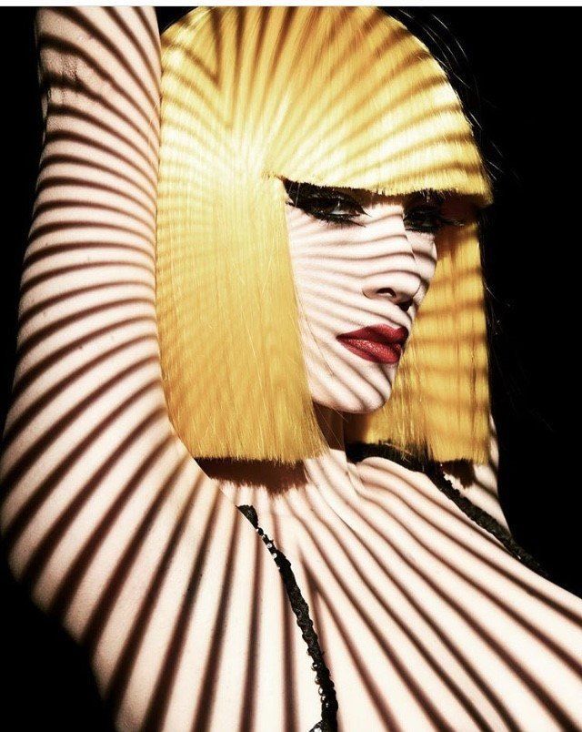 Danseuse du Crazy Horse avec perruque jaune