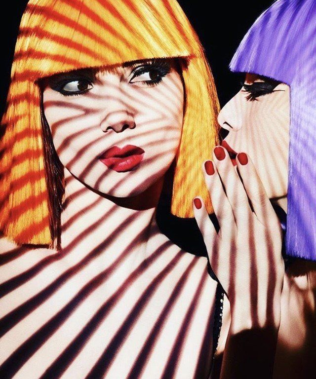 2 Danseuses du Crazy Horse avec perruque orange et violette