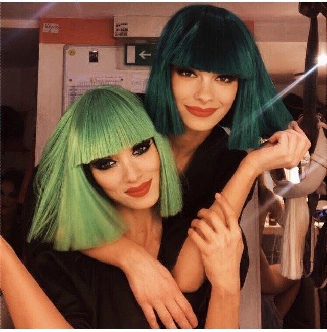 2 Danseuses du Crazy Horse avec perruques vertes