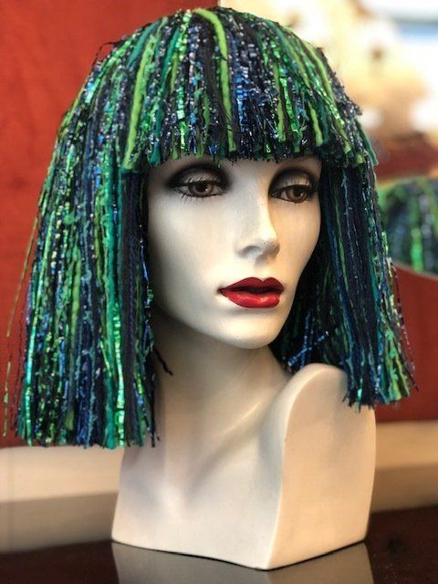 Perruque verte sur le support tête de mannequin