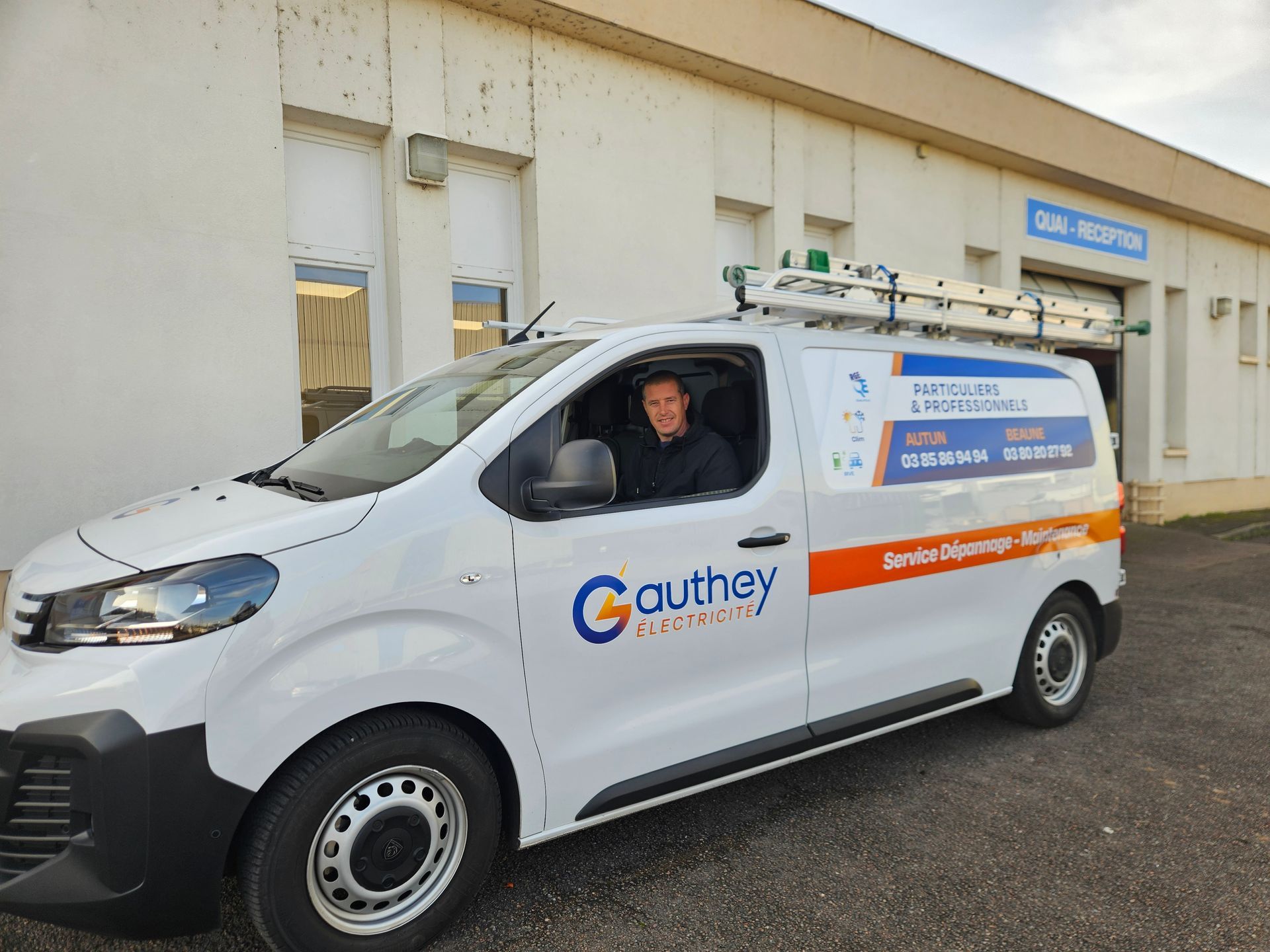Une voiture de Gauthey Electricité avec un technicien à l'intérieur