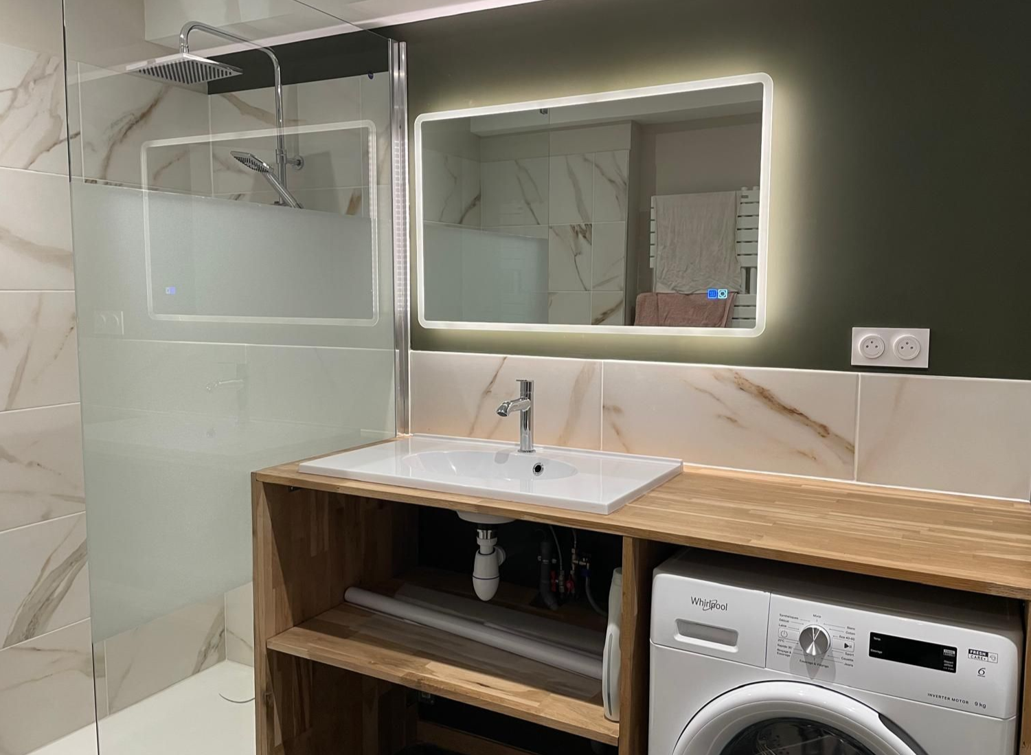 Une main tenant une ampoule allumée reliée à un réseau, symbolisant l'innovation et les idées.