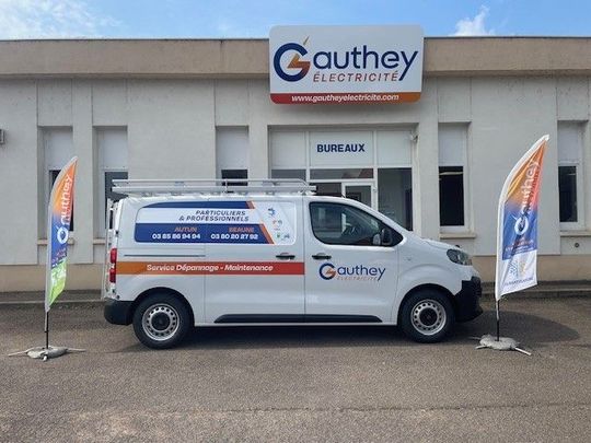 Entrée du bâtiment de Gauthey Electricité avec une enseigne et l'inscription « BUREAUX » au-dessus de la porte.