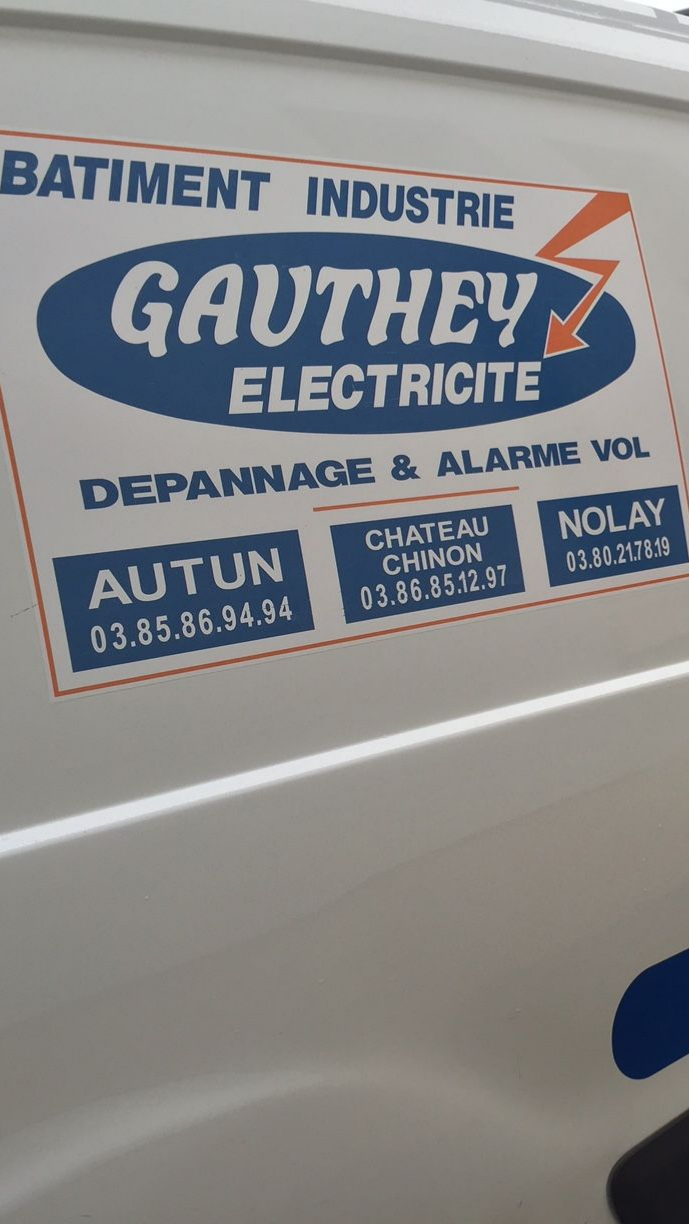 Fourgonnette blanche portant le logo et les coordonnées de Gauthey Electricité.