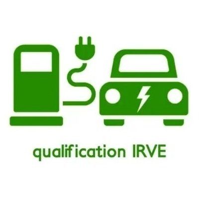 Icône verte de borne de recharge pour véhicules électriques avec une voiture et un texte descriptif.