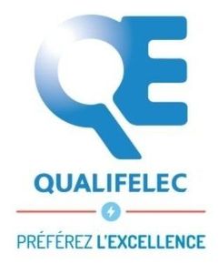 Logo Qualifelec : emblème bleu « QE » avec le slogan « Préférez l'excellence ».